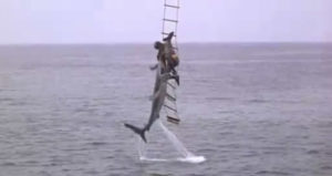 Diantre ! Un méchant requin s'accroche à la jambe de Batman !