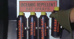Il s'empare aussitôt du bat-spray adéquat (existe aussi en version barracuda, baleine, et raie manta)