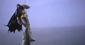 Le spray est transmis à Batman, et en trois pulvérisations, le requin lâche prise. Les inventeurs de Baygon Vert sont jaloux.