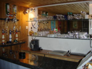 dsc01283 Stockage des verres et juke-box intégré