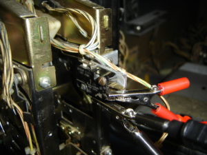 dsc03268 Le switch vissé à l'équerre et analysé au testeur