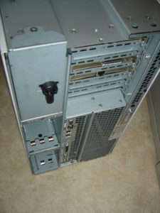 2 alims, 3 cartes réseau, 3 canaux SCSI... On devrait trouver le moyen d'en faire quelque chose...