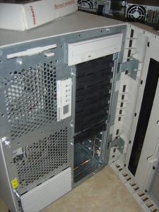 L'accès aux cages des disques, montables en RAID, s'effectue par le panneau avant. L'accès aux cages des disques, montables en RAID, s'effectue par le panneau avant.
