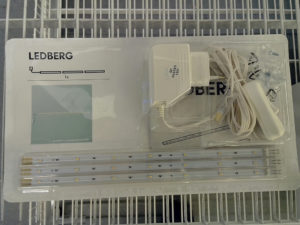 LEDBERG, trois rails de 7 LED blanches CMS montables en série, branchés sur secteur. 9.99€, disponible dans tous les magasins à l'enseigne jaune et bleue.