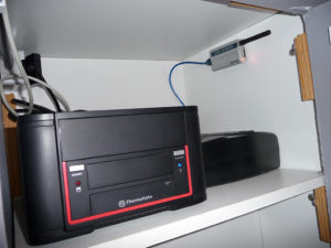 Serveur, onduleur, et modem GSM.