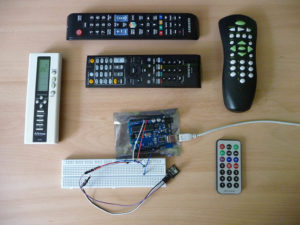 Essais par tâtonnement grâce aux diverses télécommandes à ma disposition.