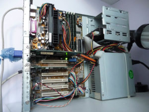 Assemblage déstructuré et compacté des composants informatiques vieillots (Pentium de première génération)